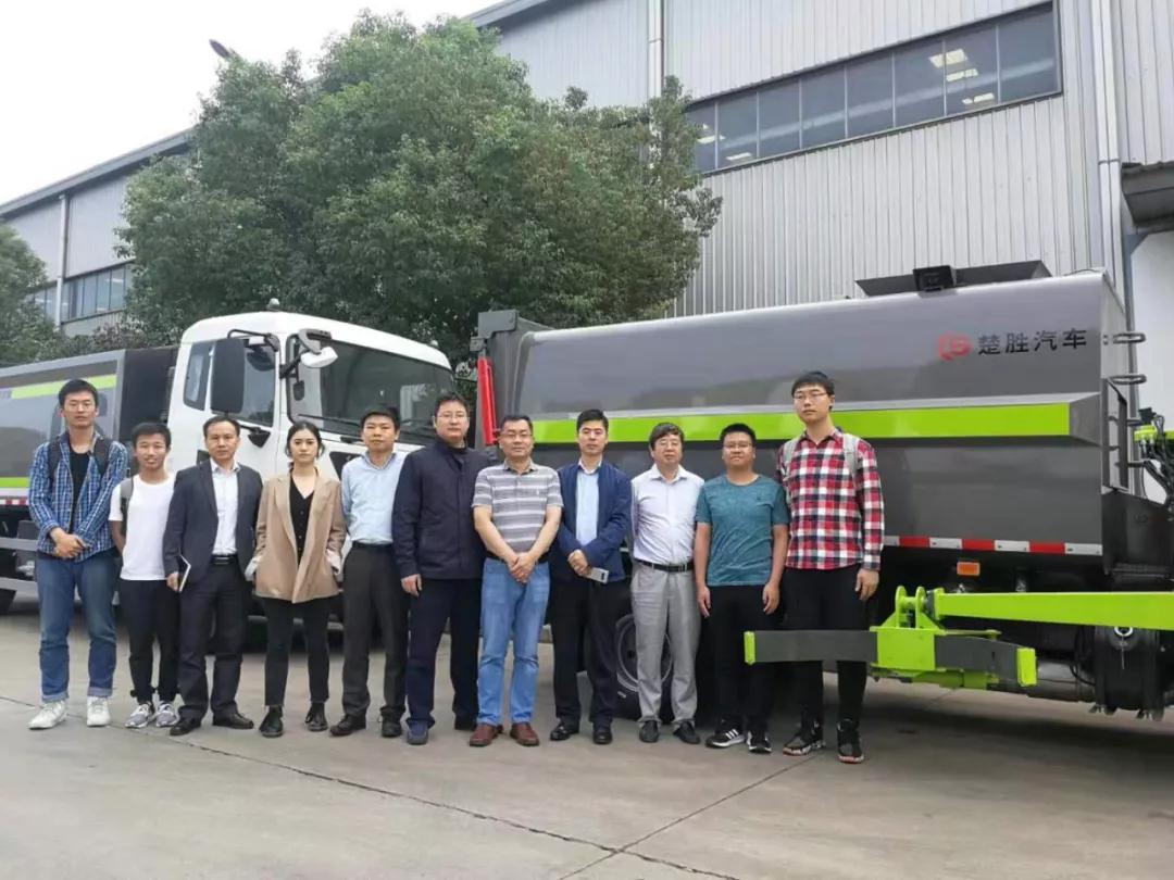 驚艷！“智能機(jī)械臂”自裝卸式垃圾車震撼問世